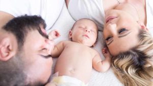 familia feliz en cama